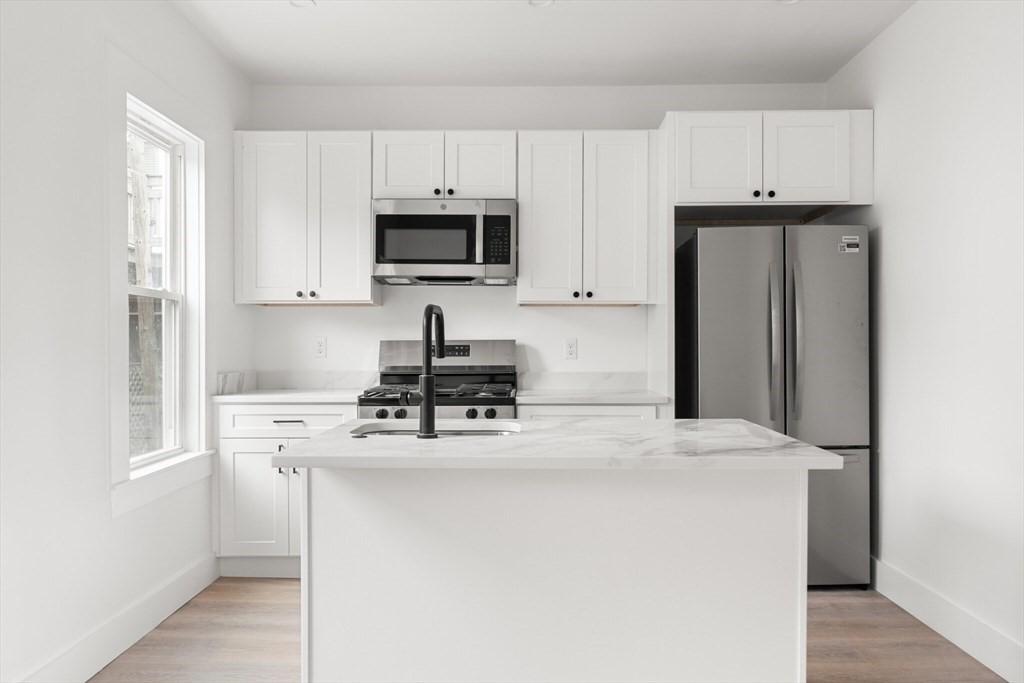 467 E 3rd St, Boston, Massachusetts, 2 Bedrooms Bedrooms, 3 Rooms Rooms,1 BathroomBathrooms,Residential Lease,For Rent,E 3rd St,73523912