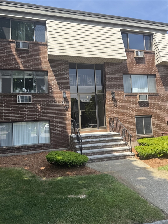 5 Hallmark Gardens, Burlington, Massachusetts, 1 Bedroom Bedrooms, 3 Rooms Rooms,1 BathroomBathrooms,Residential Lease,For Rent,Hallmark Gardens,73531289