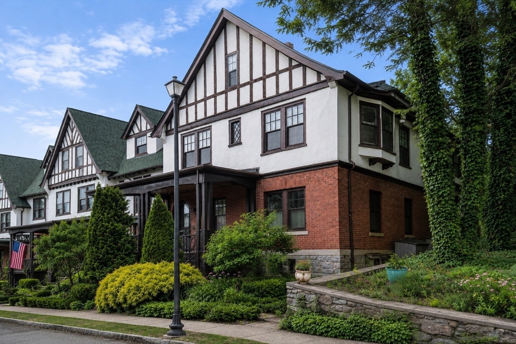 18 Eaton Ct, Wellesley, Massachusetts, 5 Bedrooms Bedrooms, 9 Rooms Rooms,2.5 BathroomsBathrooms,Residential Lease,For Rent,Eaton Ct,73531345