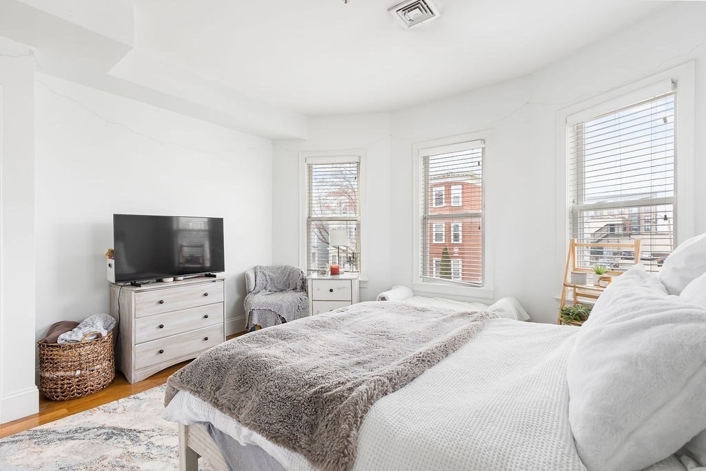 142 Boston St, Boston, Massachusetts, 3 Bedrooms Bedrooms, 6 Rooms Rooms,1 BathroomBathrooms,Residential Lease,For Rent,Boston St,73518465