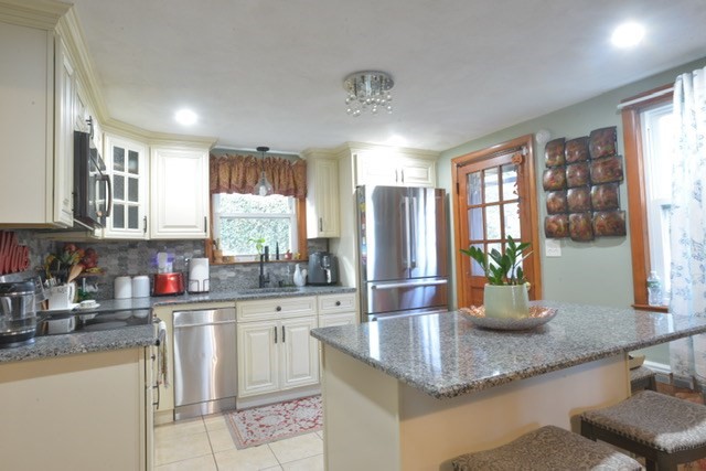 45 Decker St, Milton, Massachusetts, 4 Bedrooms Bedrooms, 7 Rooms Rooms,1.5 BathroomsBathrooms,Residential,For Sale,Decker St,73531370