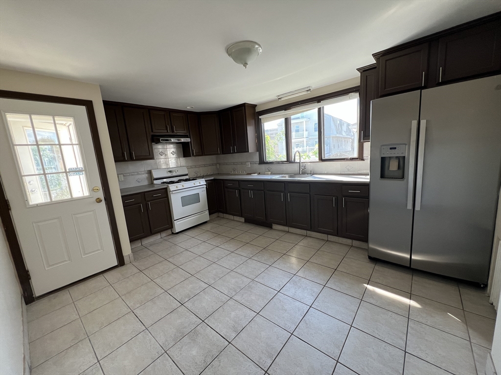 17 High, Everett, Massachusetts, 2 Bedrooms Bedrooms, 5 Rooms Rooms,1 BathroomBathrooms,Residential Lease,For Rent,High,73531364