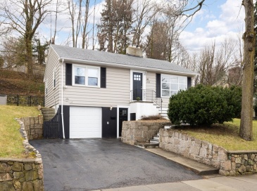 326 Austin St, Newton, Massachusetts, 2 Bedrooms Bedrooms, 6 Rooms Rooms,1.5 BathroomsBathrooms,Residential,For Sale,Austin St,73498276
