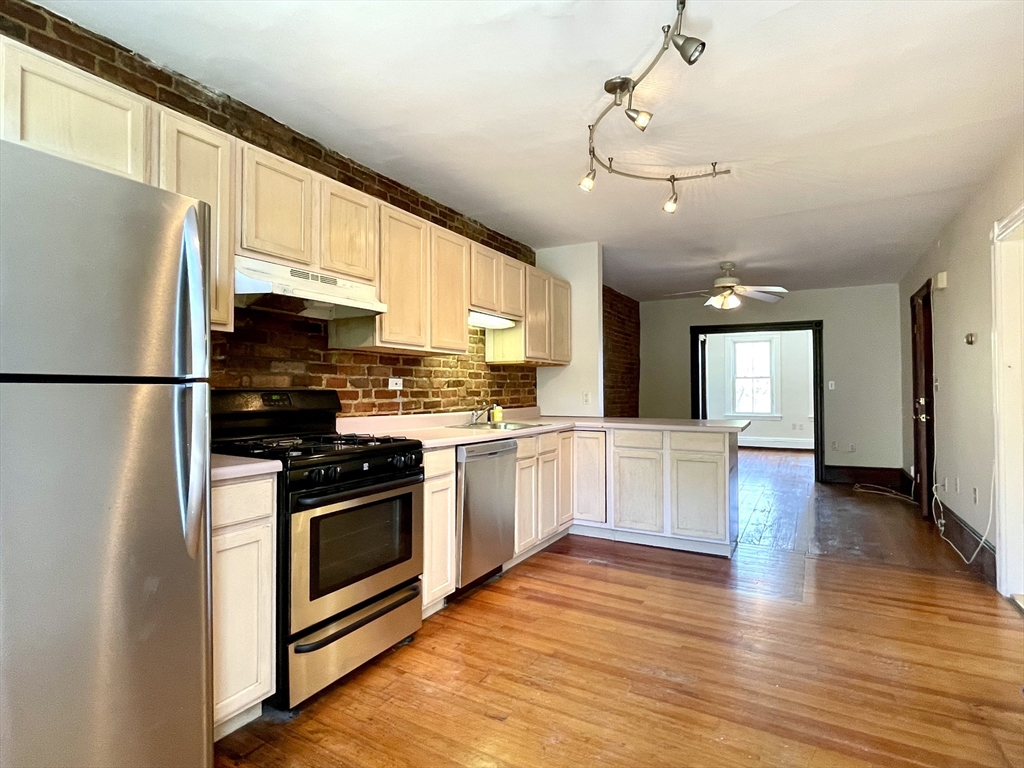 6 Mead Street, Boston, Massachusetts, 2 Bedrooms Bedrooms, 4 Rooms Rooms,1 BathroomBathrooms,Residential Lease,For Rent,Mead Street,73505476