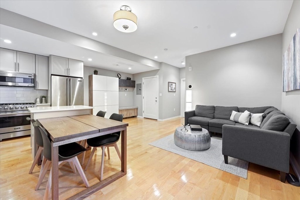 246 Boston St, Boston, Massachusetts, 2 Bedrooms Bedrooms, 5 Rooms Rooms,2 BathroomsBathrooms,Residential Lease,For Rent,Boston St,73531598
