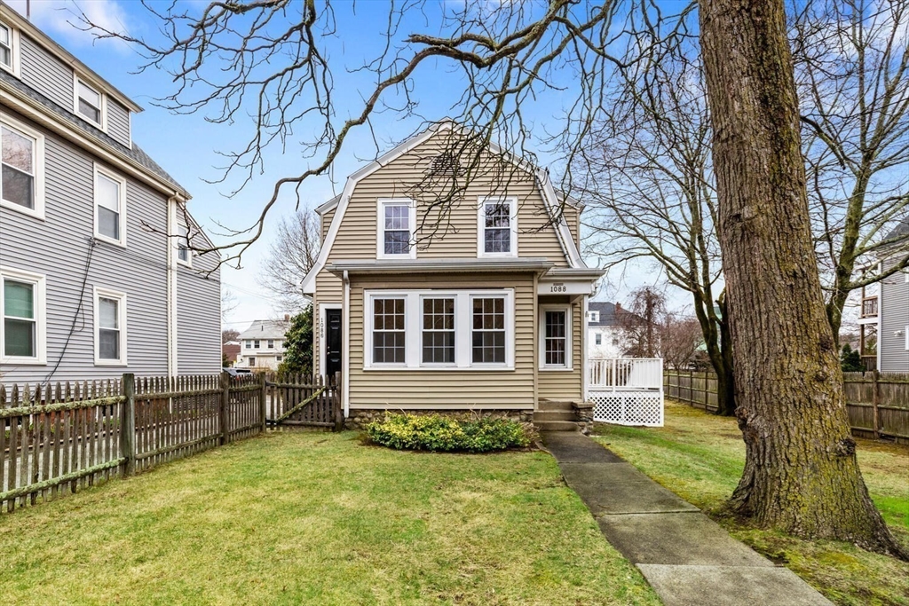 1088 Main Street, Wakefield, Massachusetts, 2 Bedrooms Bedrooms, 6 Rooms Rooms,1 BathroomBathrooms,Residential Lease,For Rent,Main Street,73531507