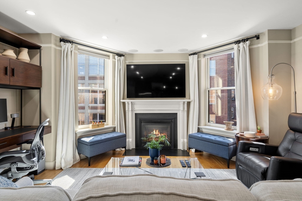 294 Newbury Street, Boston, Massachusetts, 1 Bedroom Bedrooms, 3 Rooms Rooms,1 BathroomBathrooms,Residential,For Sale,Newbury Street,73531690