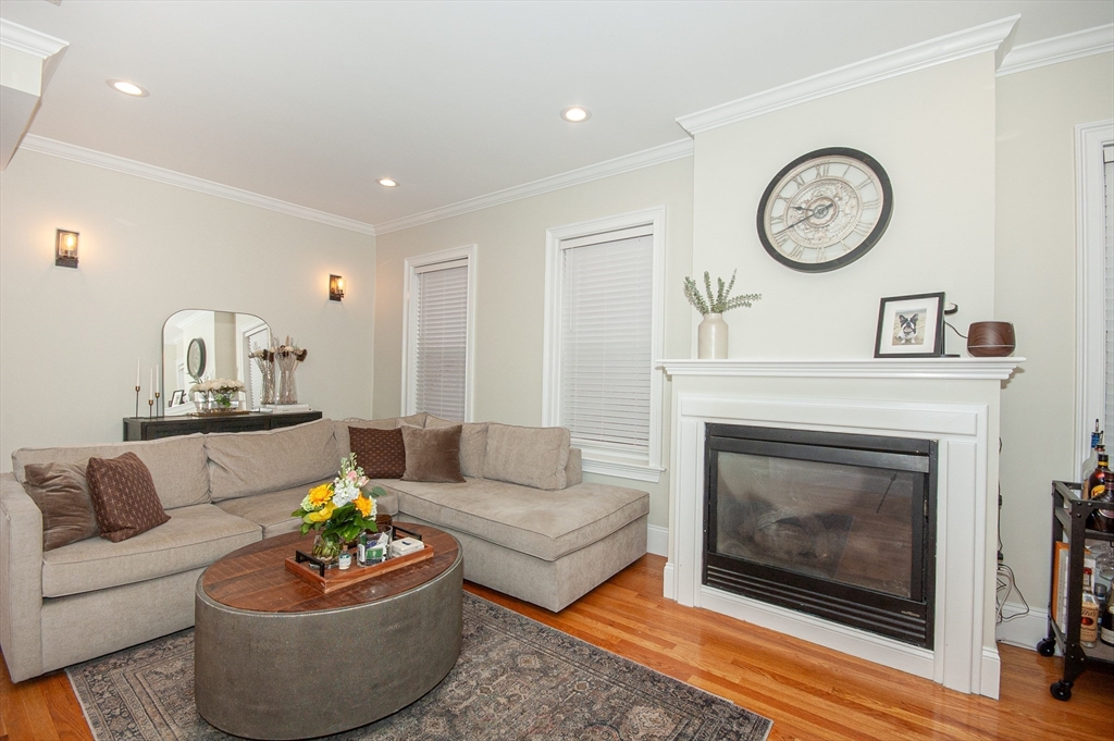 2 Burnham Pl, Boston, Massachusetts, 2 Bedrooms Bedrooms, 5 Rooms Rooms,1.5 BathroomsBathrooms,Residential Lease,For Rent,Burnham Pl,73531767