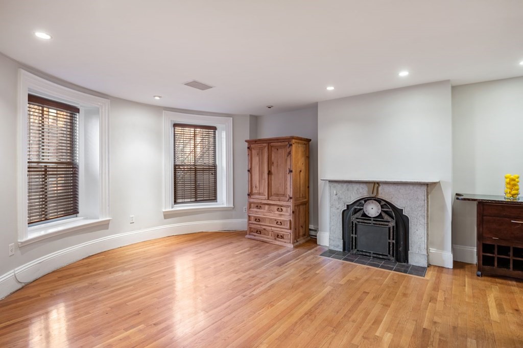 33 Worcester Sq, Boston, Massachusetts, 1 Bedroom Bedrooms, 3 Rooms Rooms,1 BathroomBathrooms,Residential Lease,For Rent,Worcester Sq,73513785