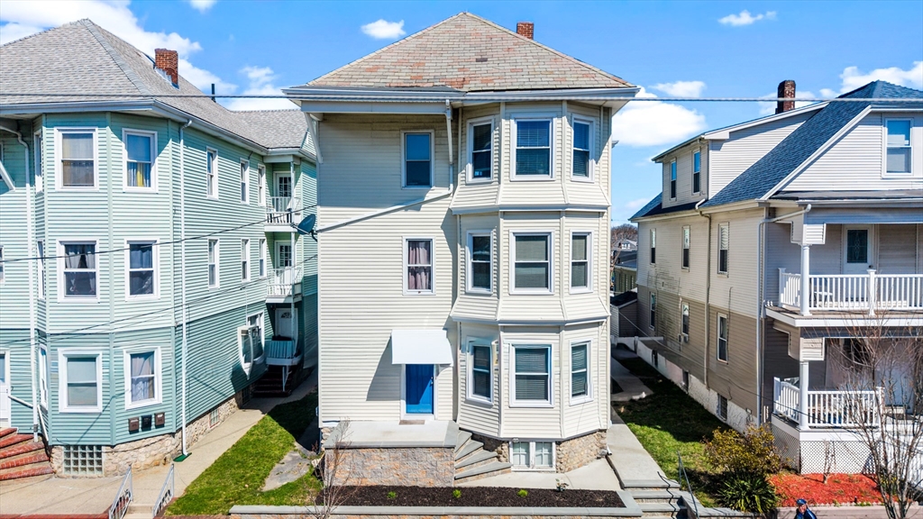 233 Belleville Rd, New Bedford, Massachusetts, 9 Bedrooms Bedrooms, 15 Rooms Rooms,3 BathroomsBathrooms,Residential Income,For Sale,Belleville Rd,73500491