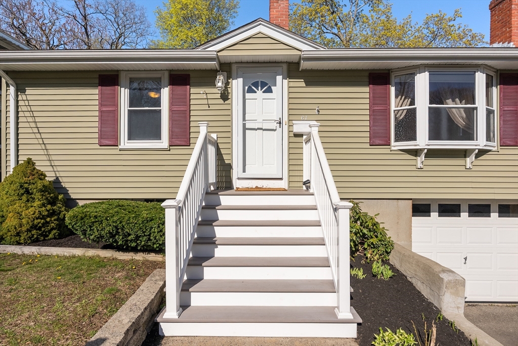 67 Colonial Ave, Lynn, Massachusetts, 3 Bedrooms Bedrooms, 6 Rooms Rooms,1 BathroomBathrooms,Residential,For Sale,Colonial Ave,73509019