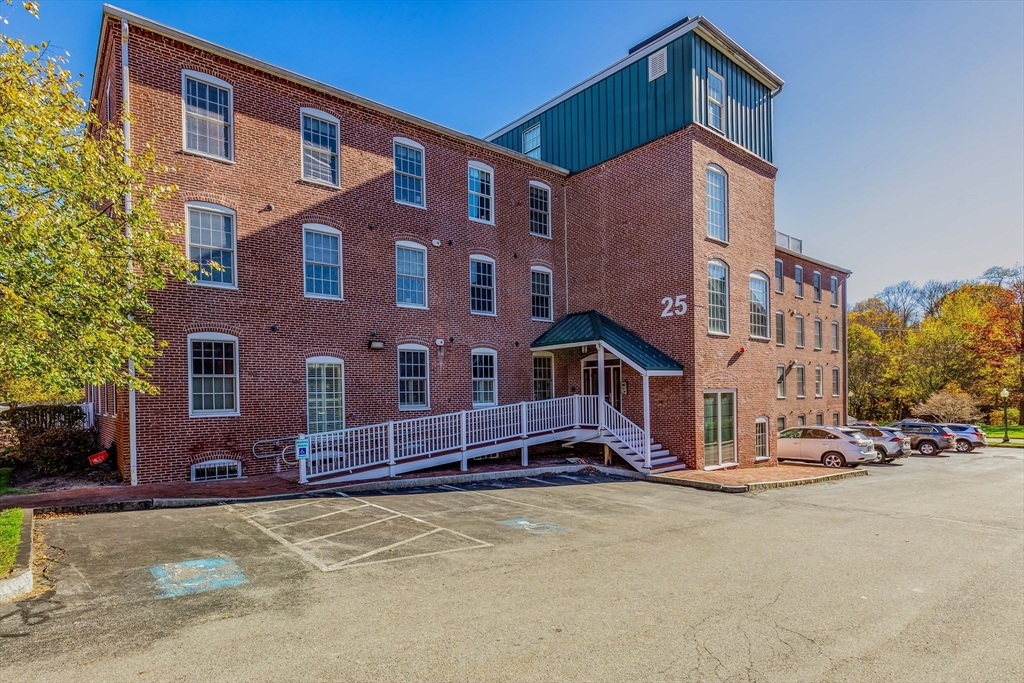 25 Cedar St, Amesbury, Massachusetts, 2 Bedrooms Bedrooms, 4 Rooms Rooms,1 BathroomBathrooms,Residential,For Sale,Cedar St,73531808
