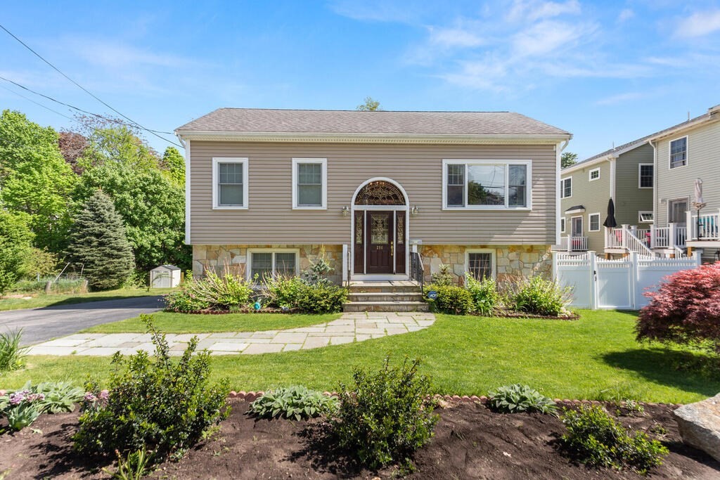 296 College Farm Rd, Waltham, Massachusetts, 4 Bedrooms Bedrooms, 9 Rooms Rooms,3.5 BathroomsBathrooms,Residential Lease,For Rent,College Farm Rd,73531897