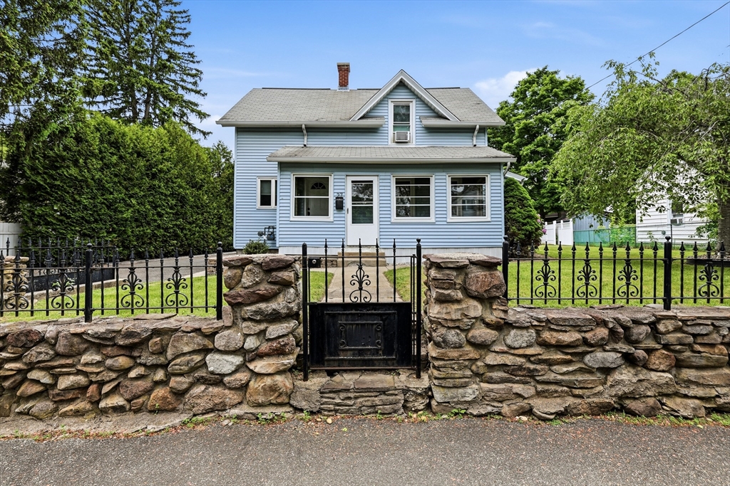27 Stebbins Street, Ludlow, Massachusetts, 2 Bedrooms Bedrooms, 6 Rooms Rooms,1.5 BathroomsBathrooms,Residential,For Sale,Stebbins Street,73520356