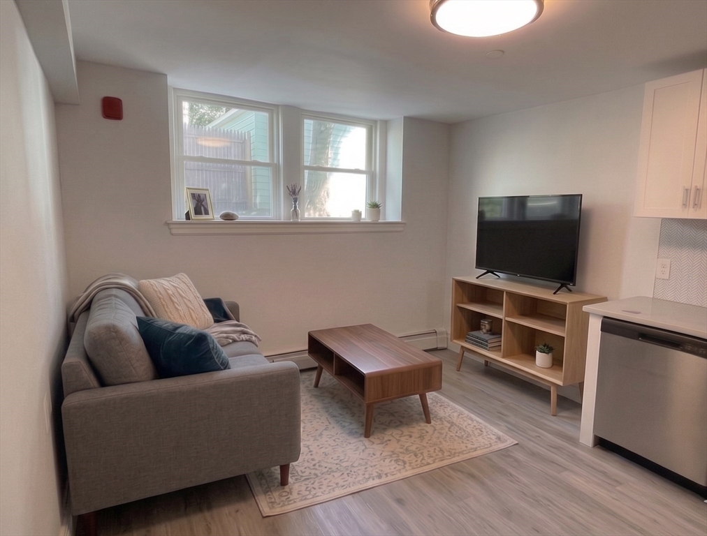 233 Lafayette Street, Salem, Massachusetts, 1 Bedroom Bedrooms, 2 Rooms Rooms,1 BathroomBathrooms,Residential Lease,For Rent,Lafayette Street,73531933