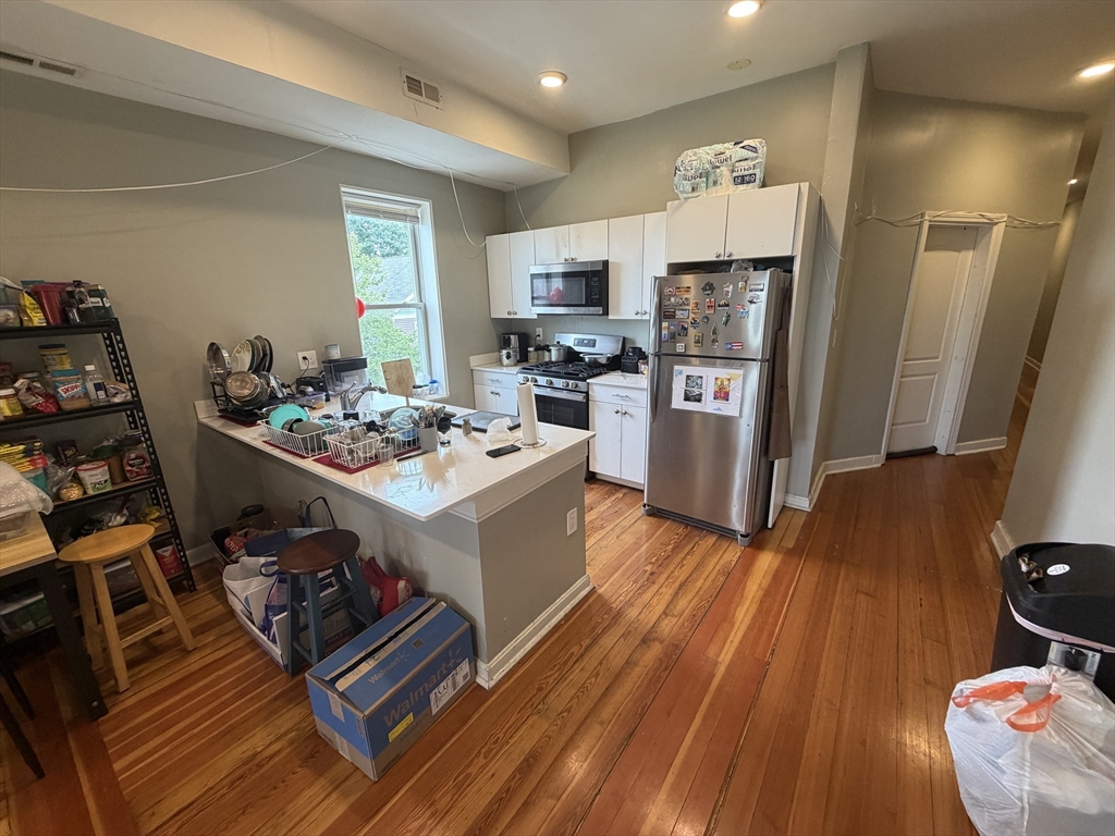 301-305 Dudley, Boston, Massachusetts, 4 Bedrooms Bedrooms, 6 Rooms Rooms,2 BathroomsBathrooms,Residential Lease,For Rent,Dudley,73531949