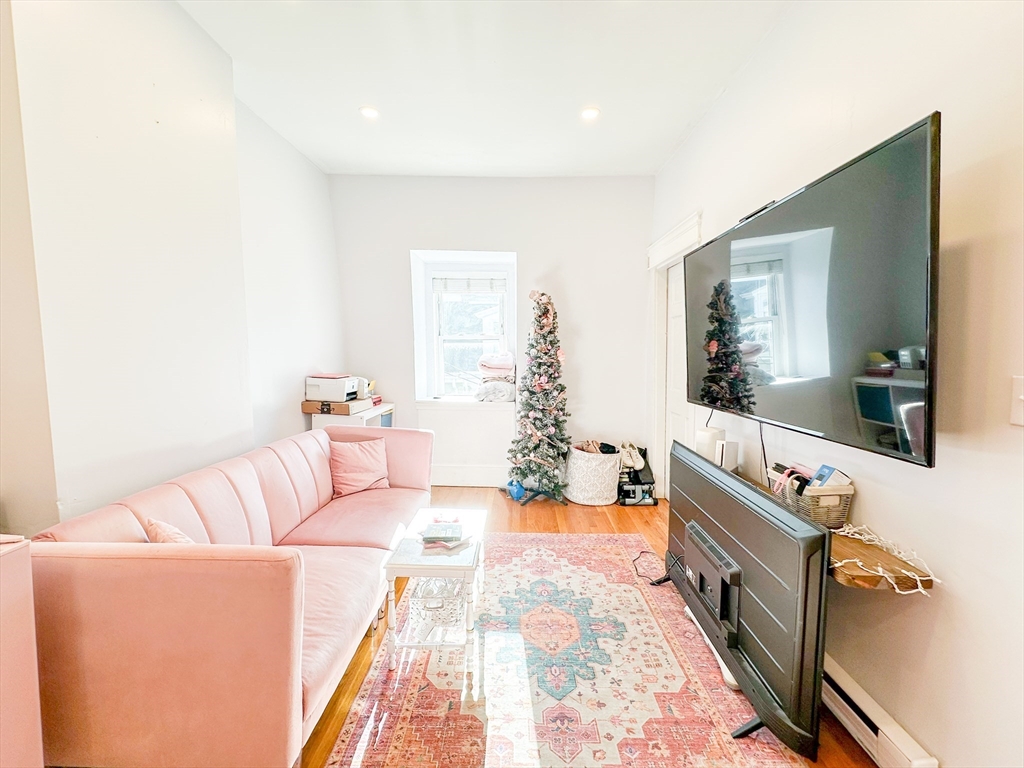 4 Viking St., Boston, Massachusetts, 2 Bedrooms Bedrooms, 4 Rooms Rooms,1 BathroomBathrooms,Residential Lease,For Rent,Viking St.,73532039