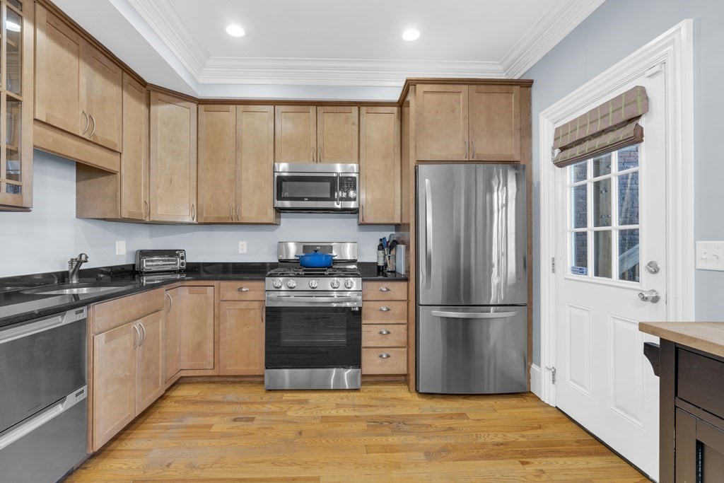 55 Gates St, Boston, Massachusetts, 3 Bedrooms Bedrooms, 5 Rooms Rooms,3 BathroomsBathrooms,Residential Lease,For Rent,Gates St,73532119