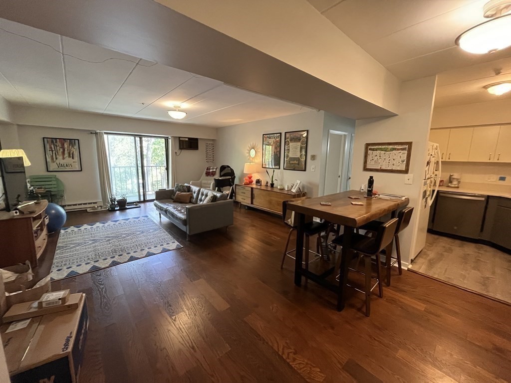 135 Pleasant St, Brookline, Massachusetts, 2 Bedrooms Bedrooms, 4 Rooms Rooms,2 BathroomsBathrooms,Residential Lease,For Rent,Pleasant St,73532170