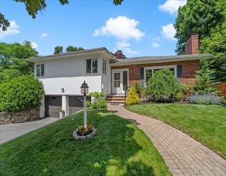 63 Mossdale Rd, Boston, Massachusetts, 3 Bedrooms Bedrooms, 7 Rooms Rooms,2.5 BathroomsBathrooms,Residential,For Sale,Mossdale Rd,73532237
