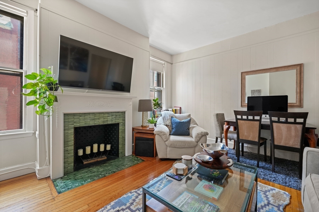 14 Gloucester St, Boston, Massachusetts, 1 Bedroom Bedrooms, 3 Rooms Rooms,1 BathroomBathrooms,Residential Lease,For Rent,Gloucester St,73532242