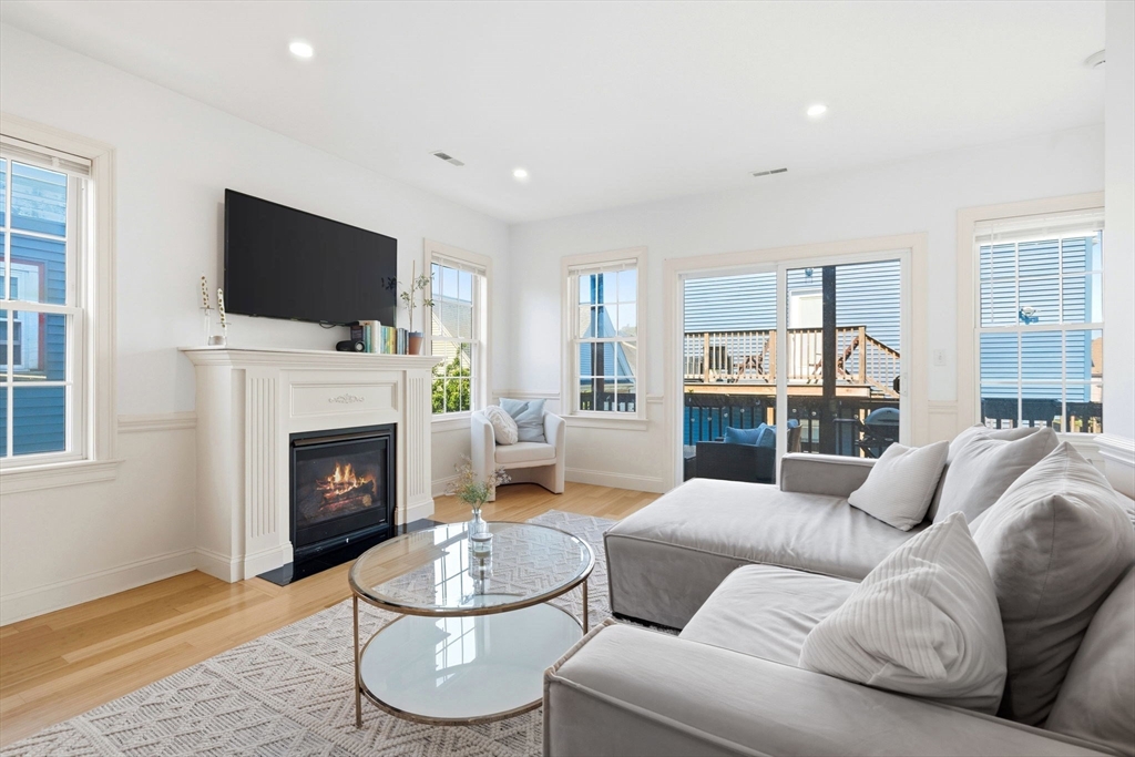 118 Saxton St, Boston, Massachusetts, 3 Bedrooms Bedrooms, 5 Rooms Rooms,2 BathroomsBathrooms,Residential Lease,For Rent,Saxton St,73532253
