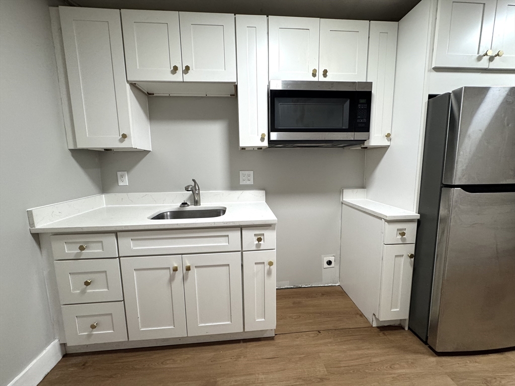 189 E Merrimack Street, Lowell, Massachusetts, 1 Bedroom Bedrooms, 2 Rooms Rooms,1 BathroomBathrooms,Residential Lease,For Rent,E Merrimack Street,73532278