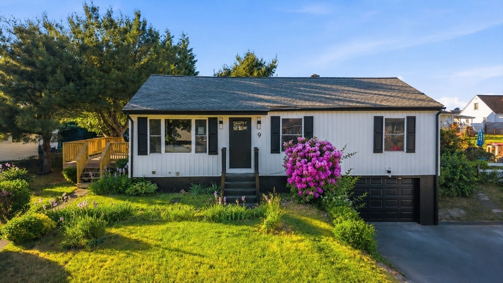 9 San Juan Dr, Bristol, Rhode Island, 3 Bedrooms Bedrooms, 6 Rooms Rooms,1 BathroomBathrooms,Residential,For Sale,San Juan Dr,73532151