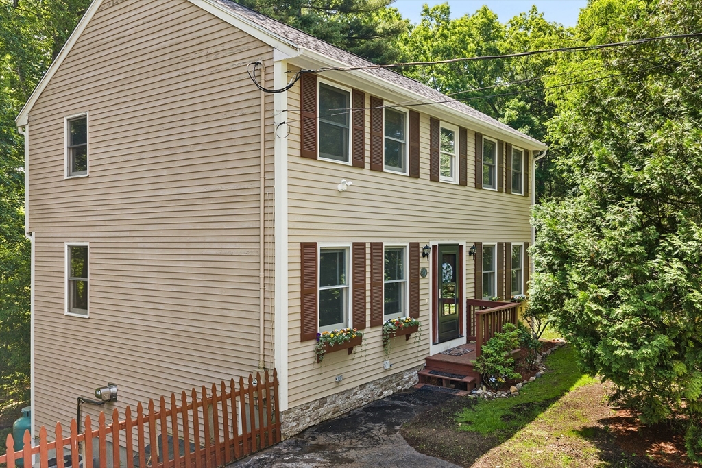 89 Old Andover Road, North Reading, Massachusetts, 3 Bedrooms Bedrooms, 8 Rooms Rooms,2.5 BathroomsBathrooms,Residential,For Sale,Old Andover Road,73532335