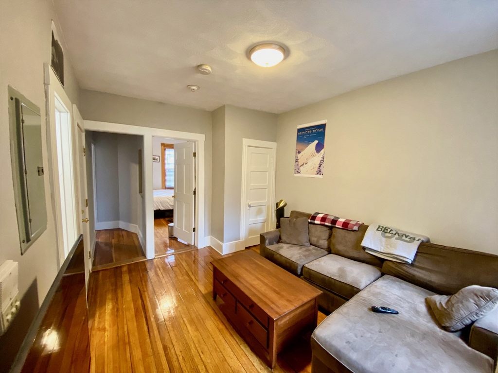 55 W Cedar St., Boston, Massachusetts, 3 Bedrooms Bedrooms, 5 Rooms Rooms,2 BathroomsBathrooms,Residential Lease,For Rent,W Cedar St.,73532450