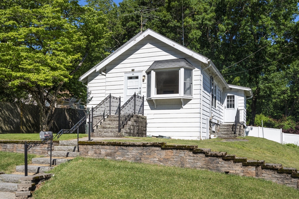 14 Saybrook Rd, Worcester, Massachusetts, 2 Bedrooms Bedrooms, 4 Rooms Rooms,1 BathroomBathrooms,Residential,For Sale,Saybrook Rd,73532455