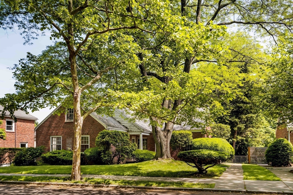 77 Jordan Rd, Brookline, Massachusetts, 5 Bedrooms Bedrooms, 8 Rooms Rooms,3.5 BathroomsBathrooms,Residential,For Sale,Jordan Rd,73532469