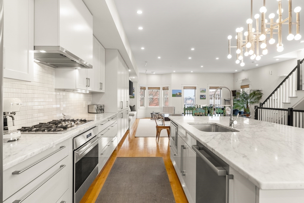 138 W 3rd St, Boston, Massachusetts, 3 Bedrooms Bedrooms, 6 Rooms Rooms,3.5 BathroomsBathrooms,Residential,For Sale,W 3rd St,73506344