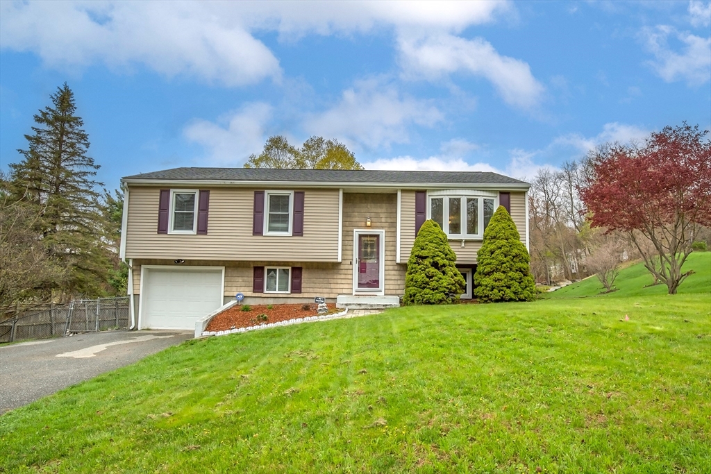 285 Ellendale Circle, Springfield, Massachusetts, 3 Bedrooms Bedrooms, 7 Rooms Rooms,1.5 BathroomsBathrooms,Residential,For Sale,Ellendale Circle,73506005