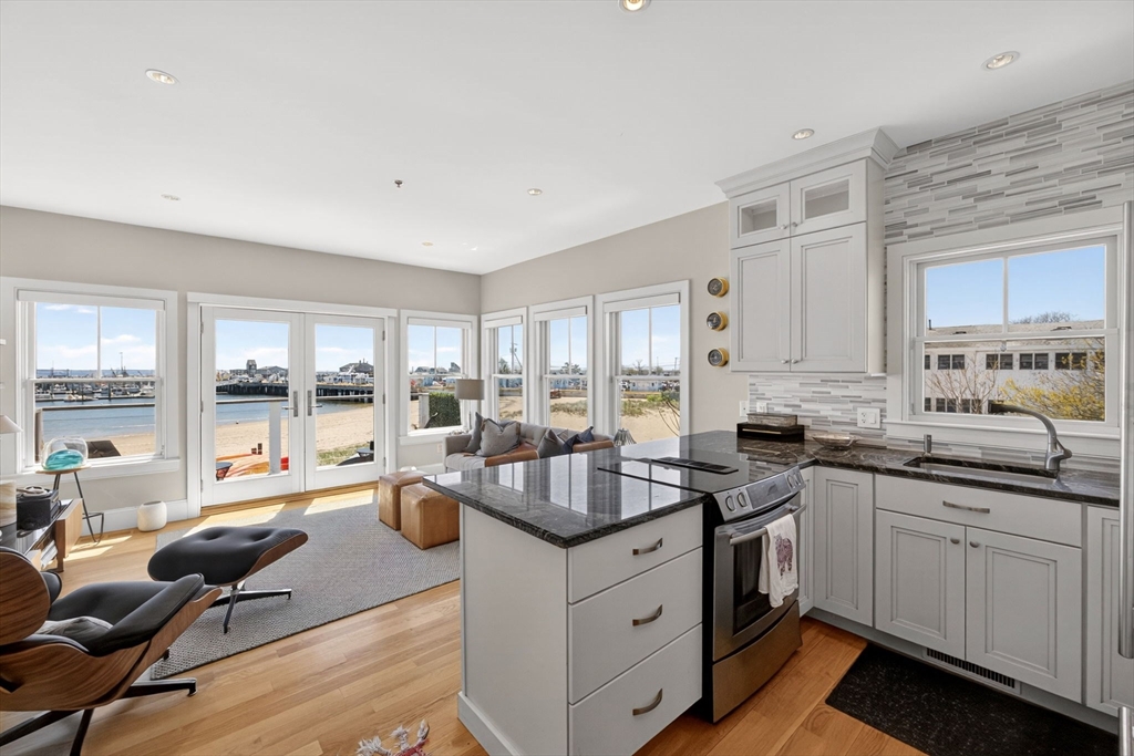 333R Commercial Street, Provincetown, Massachusetts, 1 Bedroom Bedrooms, 3 Rooms Rooms,1 BathroomBathrooms,Residential,For Sale,Commercial Street,73519891