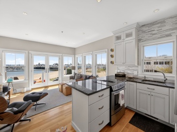 333R Commercial Street, Provincetown, Massachusetts, 1 Bedroom Bedrooms, 3 Rooms Rooms,1 BathroomBathrooms,Residential,For Sale,Commercial Street,73519891