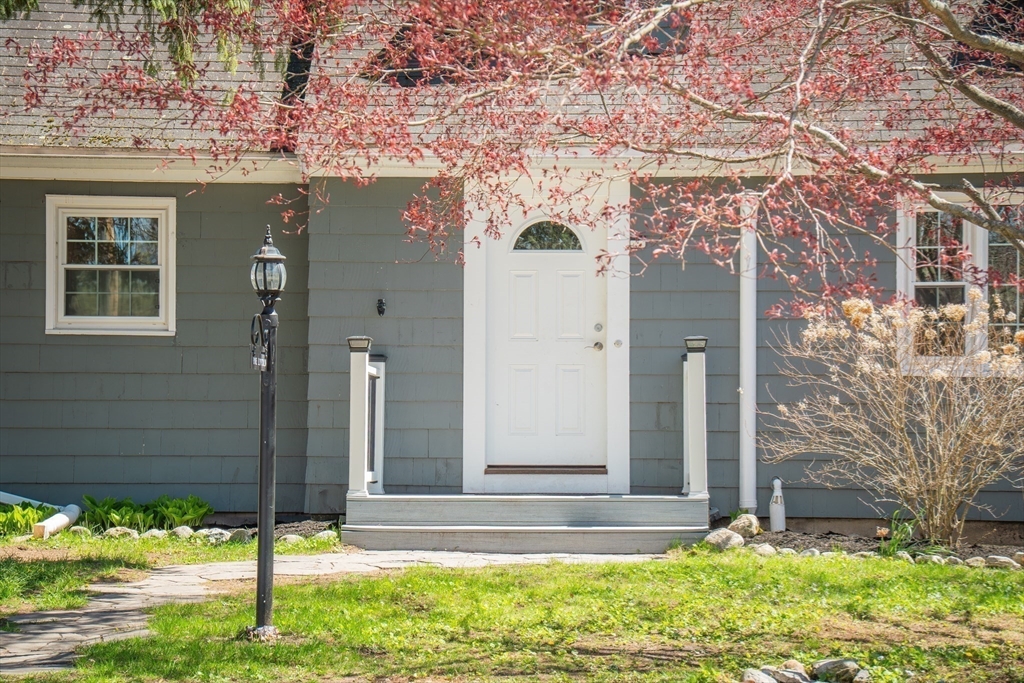 1 Lincoln Street, Georgetown, Massachusetts, 3 Bedrooms Bedrooms, 7 Rooms Rooms,1 BathroomBathrooms,Residential,For Sale,Lincoln Street,73510848