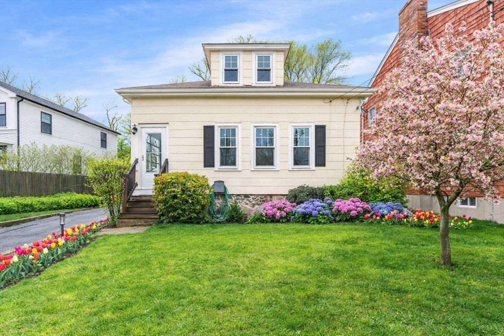 222 Windsor Ave, Swampscott, Massachusetts, 3 Bedrooms Bedrooms, 6 Rooms Rooms,1 BathroomBathrooms,Residential,For Sale,Windsor Ave,73497086