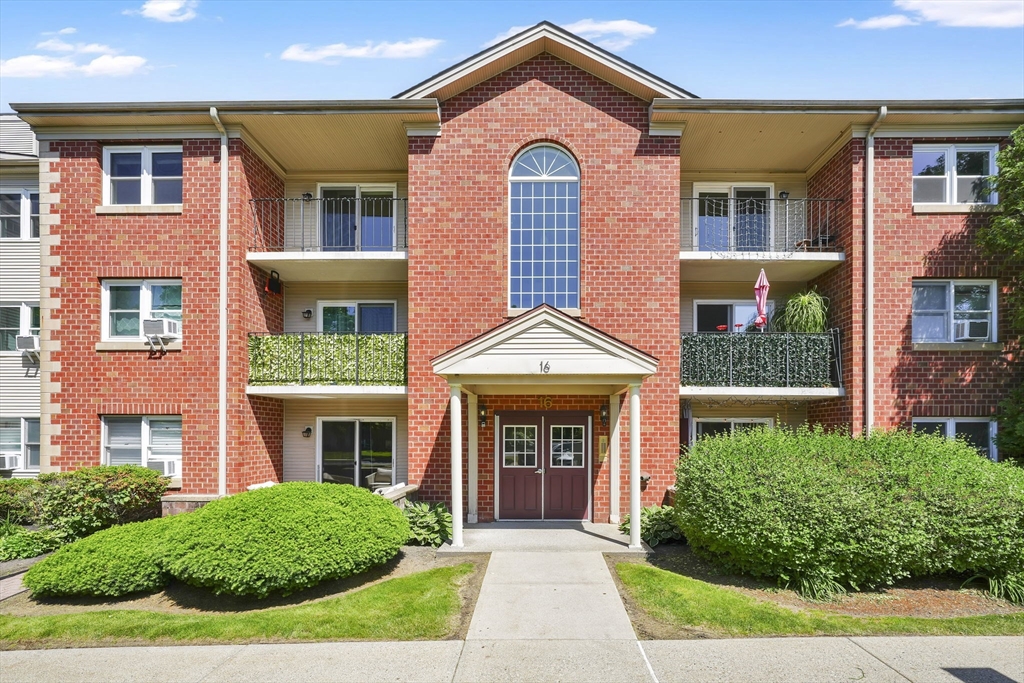16 Maple Crest Cir, Holyoke, Massachusetts, 2 Bedrooms Bedrooms, 4 Rooms Rooms,2 BathroomsBathrooms,Residential,For Sale,Maple Crest Cir,73532505