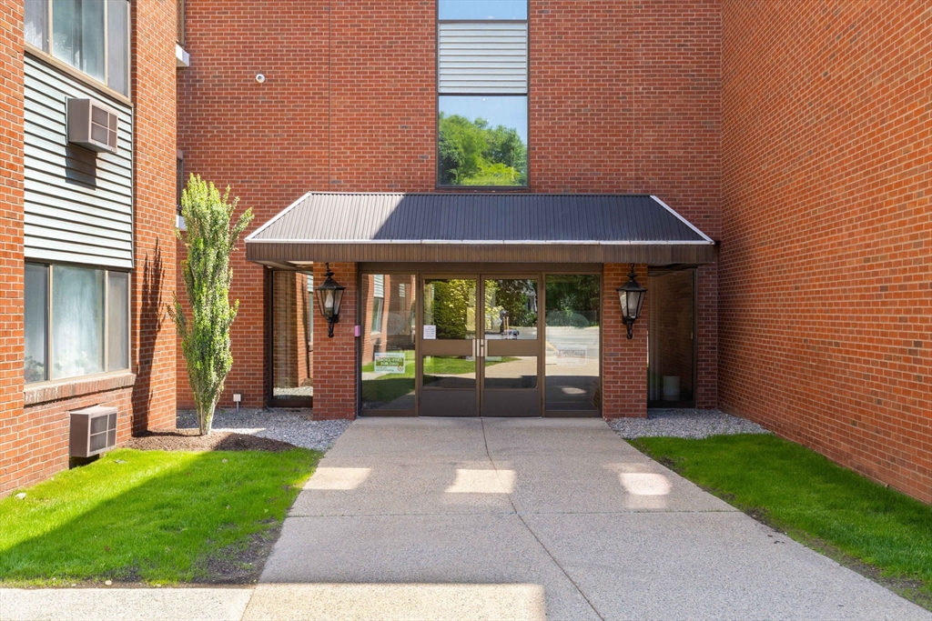 4975 Washington Street, Boston, Massachusetts, 2 Bedrooms Bedrooms, 4 Rooms Rooms,2 BathroomsBathrooms,Residential,For Sale,Washington Street,73532567