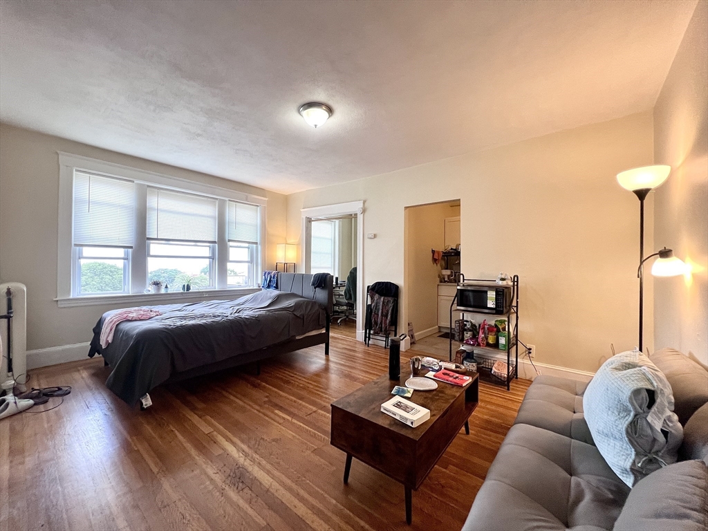 1607 Commonwealth Ave, Boston, Massachusetts, 3 Rooms Rooms,1 BathroomBathrooms,Residential Lease,For Rent,Commonwealth Ave,73532405