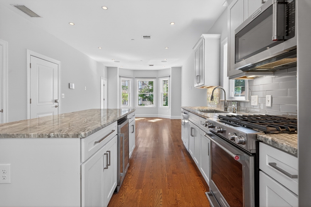 36 Rossmore St, Somerville, Massachusetts, 2 Bedrooms Bedrooms, 5 Rooms Rooms,2 BathroomsBathrooms,Residential,For Sale,Rossmore St,73532627