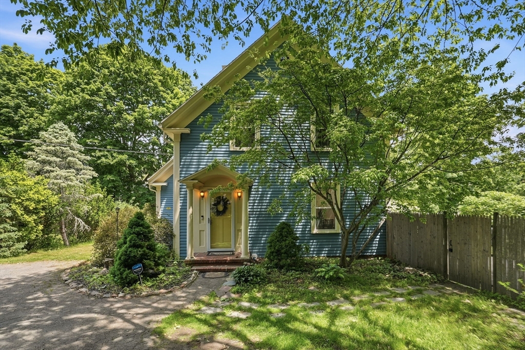 207 Dodge St, Beverly, Massachusetts, 3 Bedrooms Bedrooms, 9 Rooms Rooms,2 BathroomsBathrooms,Residential,For Sale,Dodge St,73532632
