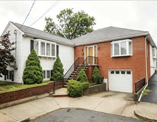 52 Clarendon St, Malden, Massachusetts, 2 Bedrooms Bedrooms, 6 Rooms Rooms,2 BathroomsBathrooms,Residential,For Sale,Clarendon St,73532892