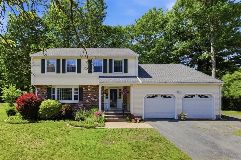 27 Kennel Hill Dr, Beverly, Massachusetts, 4 Bedrooms Bedrooms, 8 Rooms Rooms,2.5 BathroomsBathrooms,Residential,For Sale,Kennel Hill Dr,73531081