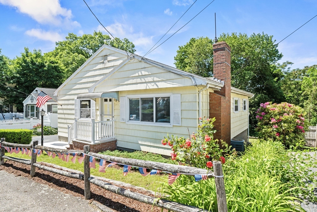 38 Fays Ave, Lynn, Massachusetts, 3 Bedrooms Bedrooms, 6 Rooms Rooms,1.5 BathroomsBathrooms,Residential,For Sale,Fays Ave,73532937