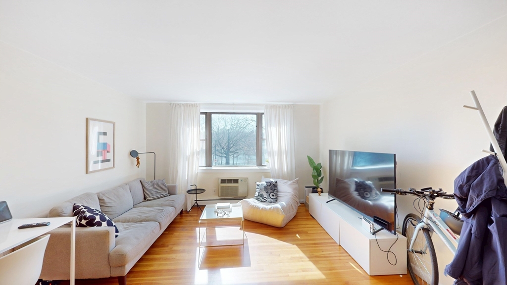 70 Jamaicaway, Boston, Massachusetts, 2 Bedrooms Bedrooms, 4 Rooms Rooms,1 BathroomBathrooms,Residential Lease,For Rent,Jamaicaway,73516011