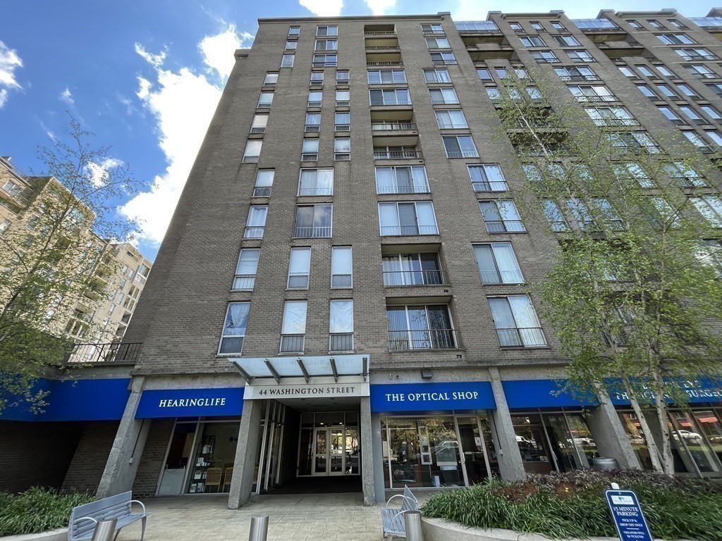 44 Washington St, Brookline, Massachusetts, 2 Rooms Rooms,1 BathroomBathrooms,Residential Lease,For Rent,Washington St,73514710