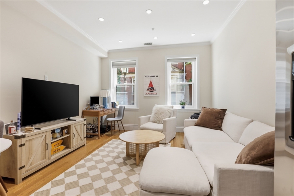 73 Myrtle St, Boston, Massachusetts, 2 Bedrooms Bedrooms, 4 Rooms Rooms,2 BathroomsBathrooms,Residential,For Sale,Myrtle St,73532813
