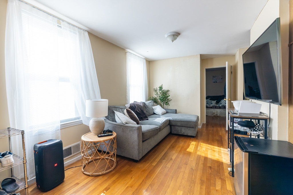 218 West 8th, Boston, Massachusetts, 2 Bedrooms Bedrooms, 3 Rooms Rooms,1 BathroomBathrooms,Residential Lease,For Rent,West 8th,73532854